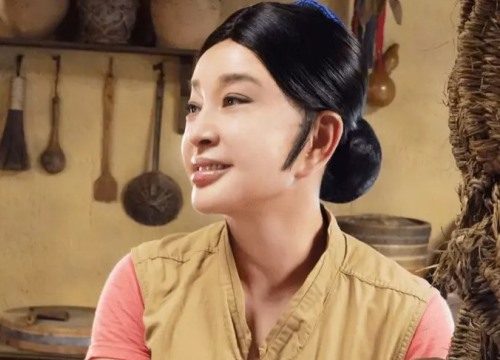 Lưu Hiểu Khánh U70 'khuôn mặt cứng đờ, dái tai biến dạng'