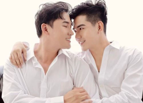Thanh Đoàn công khai hôn chúc mừng sinh nhật Hà Trí Quang