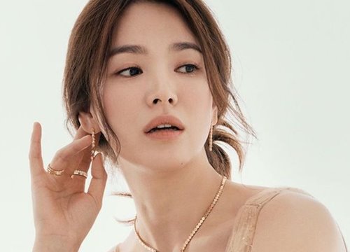 Song Hye Kyo bạo dạn hơn hậu ly hôn Song Joong Ki, chẳng ngại công khai hôn má người khác