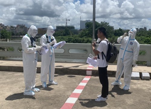 Bàn giao 2 đối tượng truy nã cho Công an Trung Quốc