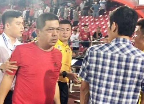 Giao công an xác minh vụ CĐV nhổ nước bọt vào mặt trọng tài ở Hải Phòng