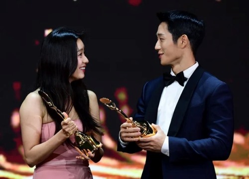 Khung hình đọ sắc hot nhất Rồng Xanh 2022: Jung Hae In và Han Hyo Joo thắp sáng sân khấu, Kang Daniel "ké ảnh" cả dàn tài tử