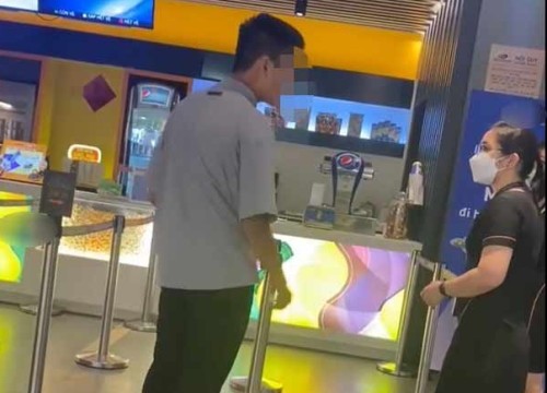 Clip: Mua vé xong không được vào vì dưới 18 tuổi, nam sinh tranh cãi gay gắt với quản lý rạp phim