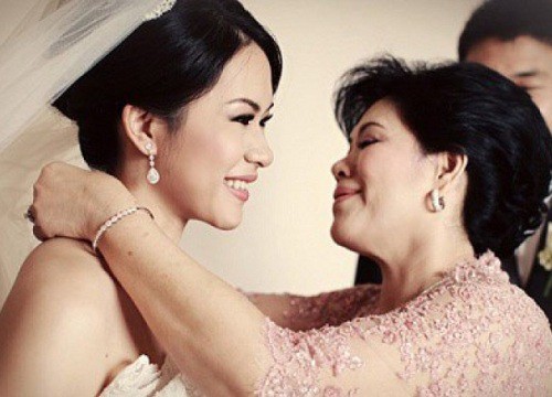 Đám cưới có tới 2 mẹ chồng lên trao vàng, tôi nhận thì chồng cau mày kéo người mẹ giàu có ra ngoài cổng kèm câu nói đắng chát