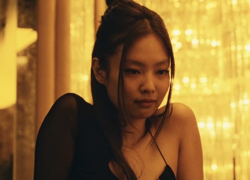 Jennie (Blackpink) gây sốt với tạo hình quyến rũ trong phim mới