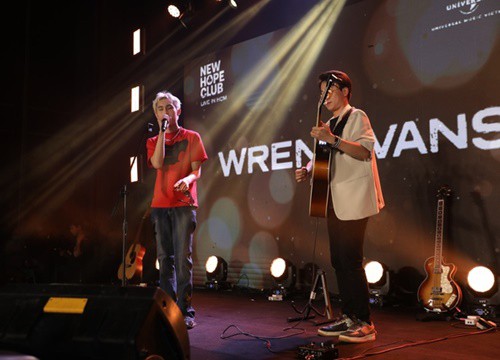 Nhóm nhạc New Hope Club đội nón lá trình diễn, khán giả Việt lần đầu được nghe chính chủ trình diễn giai điệu cực hot trên TikTok!