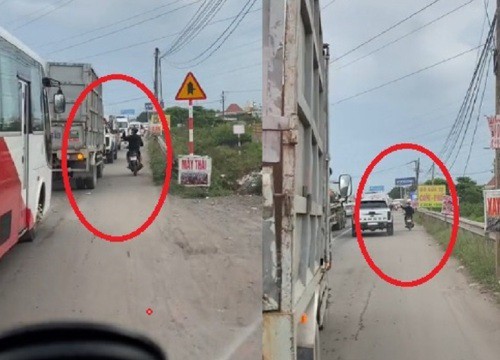 Tài xế xe máy xông pha 'mở đường' cho xe cứu thương, đoạn cuối gây cười rớt hàm