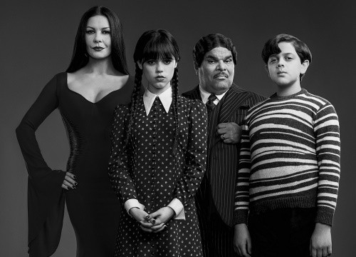 'Wednesday' của Tim Burton hé lộ những hình ảnh rùng rợn đầu tiên