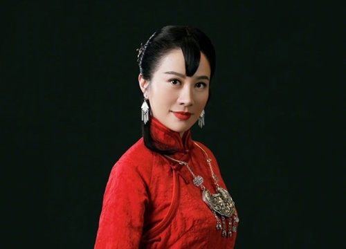 Diệp Tuyền bị dao đâm trúng mặt khi biểu diễn