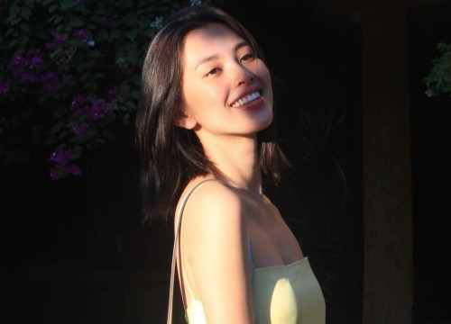 Hoa hậu Tiểu Vy khoe sắc xinh đẹp dưới nắng ở quê nhà Hội An