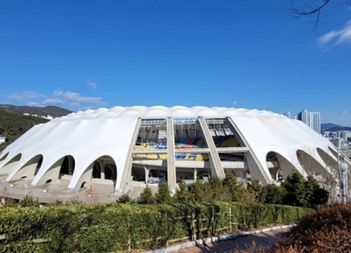 Show của BTS đổi địa điểm sau khi gây "cháy phòng" tại Busan