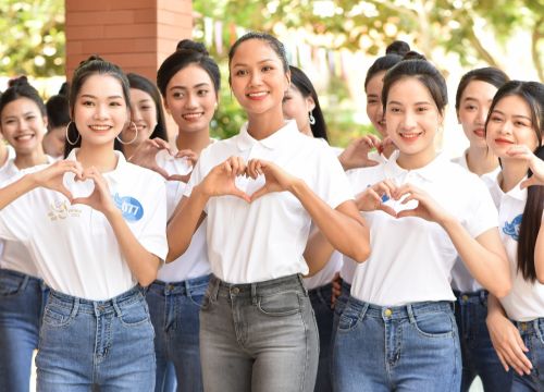 Hoa hậu H'Hen Niê tặng quà làng trẻ SOS Đà Nẵng dịp trung thu