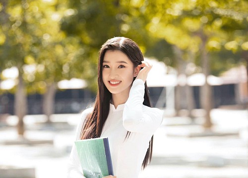 Ngọc Châu diện áo dài trắng nữ sinh khi dự khai giảng năm học mới
