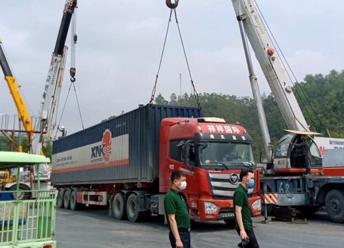 Giá xăng dầu giảm mạnh, chi phí logistics không thể neo cao