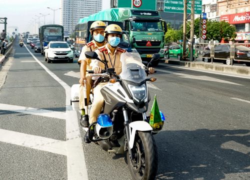 Ngày đầu CSGT tuần tra bằng mô tô đặc chủng: Phạt nhiều lái xe đi vào làn khẩn cấp