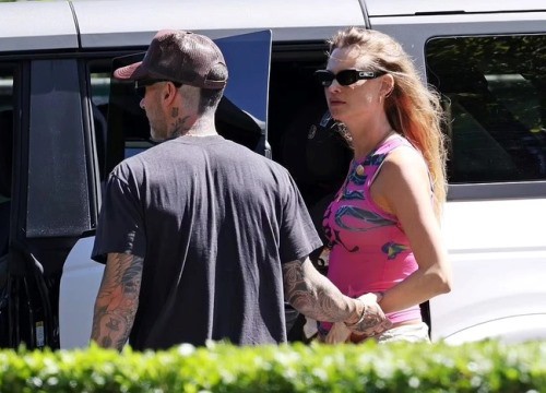 Vợ Adam Levine giữa lùm xùm chồng ngoại tình