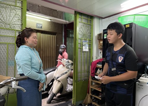 Cậu bé dị tật 14 tuổi bán nước sâm nuôi mẹ và những người 'thầm lặng' phía sau
