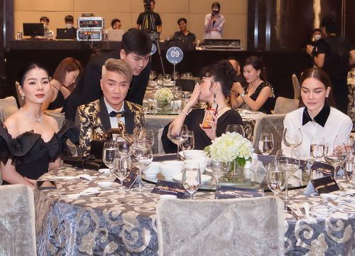 Hồ Ngọc Hà và Lệ Quyên ngồi chung bàn tiệc, thái độ ra sao sau tin đồn cạch mặt đồng nghiệp