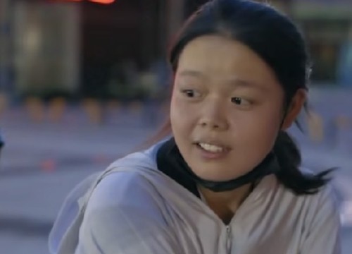 Khâm phục nghị lực mẹ đơn thân trẻ mang con cùng đi giao hàng