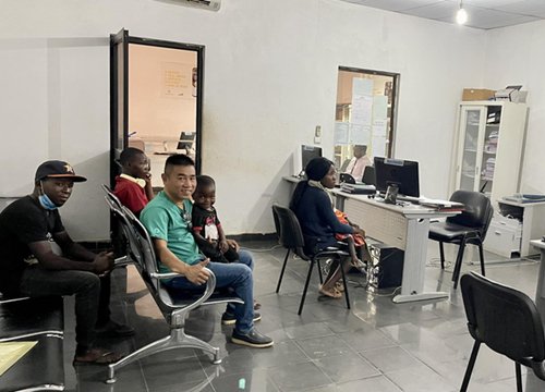 Lôi Con được đưa đi làm giấy khai sinh, chuẩn bị sẵn sàng về Việt Nam