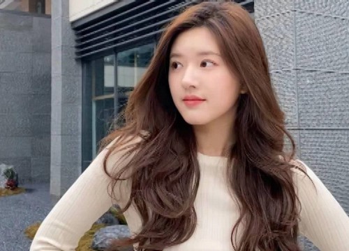 Triệu Lộ Tư bị chê mang diễn xuất mì ăn liền lố lăng để đóng phim chính kịch đầu tay