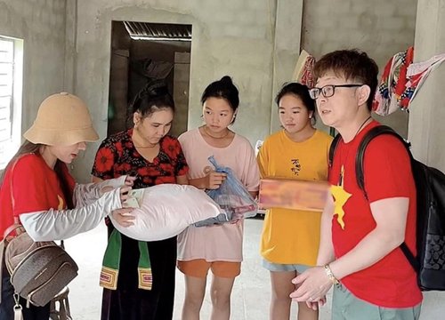 Trở về từ châu Phi bà Nhân được chồng mở tiệc chào mừng cực ngọt ngào