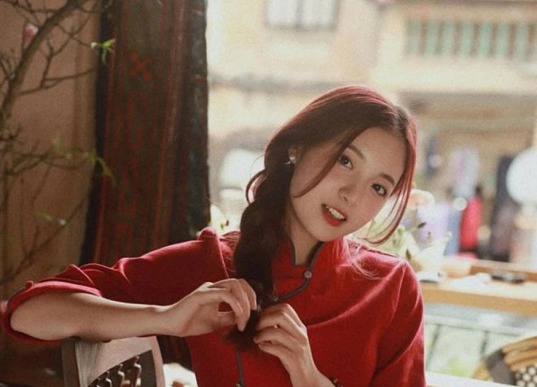 Nữ MC hot nhất Liên Quân Mobile diện áo dài rạng rỡ đón Tết