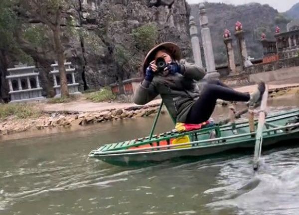 Cô gái "sốc" khi thấy người lái đò chân rẽ sóng, tay cầm máy chụp ảnh