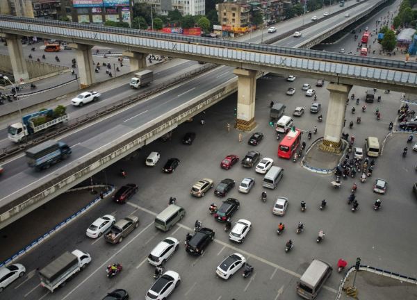 Cuối kỳ nghỉ Tết Dương lịch 2023, các tuyến đường cửa ngõ Hà Nội lại ùn ứ kéo dài