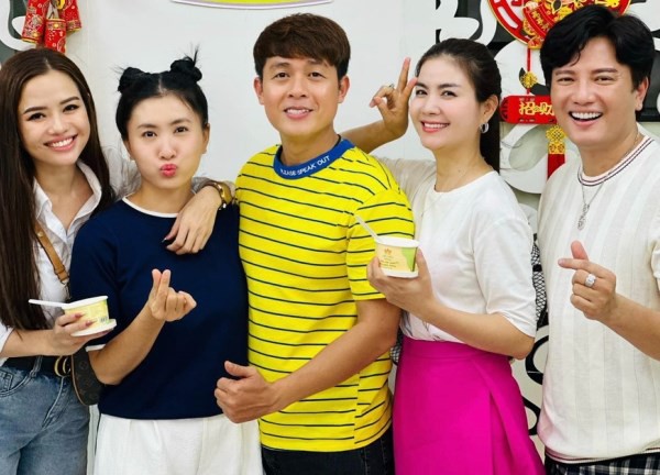 Dàn sao "Cổng mặt trời" tụ họp trong ngày tân gia nhà của Hòa Hiệp
