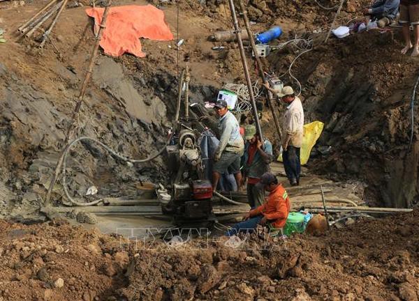 Đồng Tháp: Nỗ lực cứu bé trai rơi xuống trụ bê tông sâu 35m
