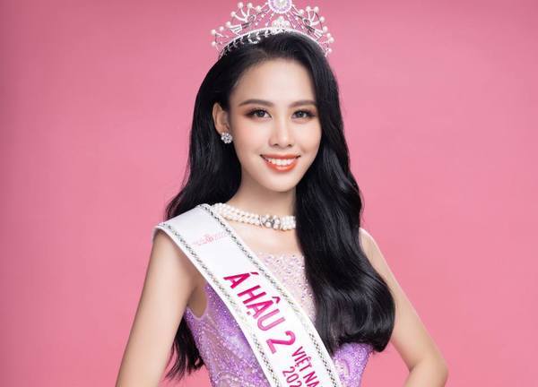 Nàng hậu duy nhất của nhà Sen Vàng thích ăn chay, nghe giảng đạo lý