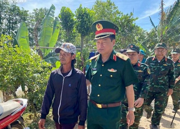 Bé trai lọt xuống trụ bê tông: Quân khu 9 hỗ trợ gia đình nạn nhân 1 căn nhà