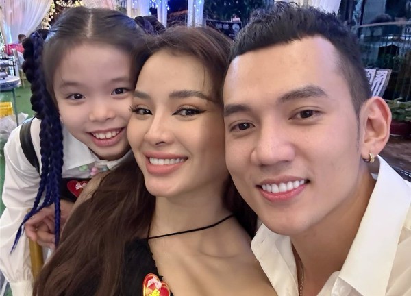 Con gái Phương Trinh Jolie chuẩn "nhà nòi", "dẻo miệng" với ba mẹ