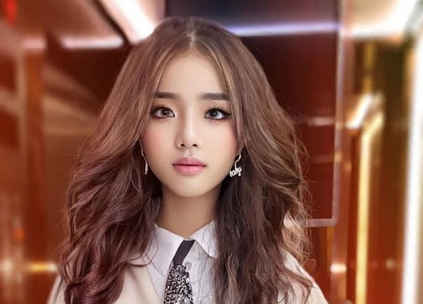 Con gái nuôi của Bằng Kiều "bùng nổ" nhan sắc khi chạy show năm mới