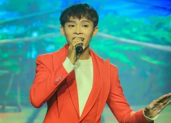 Danh ca Ngọc Sơn tận tay trao món quà đặc biệt cho Hồ Văn Cường sau hơn 1 năm dìu dắt