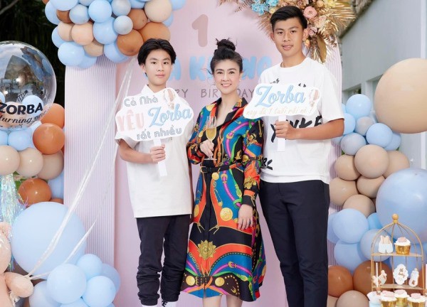 2 quý tử Kim Thư chiếm spotlight cao "trội", hiếm hoi đi tiệc với mẹ