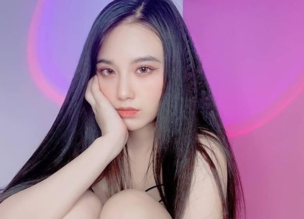 Hot girl Linh Miu lộ điểm nhạy cảm khi quay clip nhào lộn