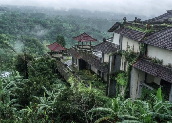 Bí ẩn khách sạn bỏ hoang trên đảo Bali, nơi không người dân nào dám đến gần