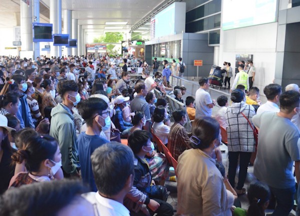 Tan Son Nhat Airport was crowded with people, touching many overseas Vietnamese families returning home to celebrate Tet after 3 years of the epidemic