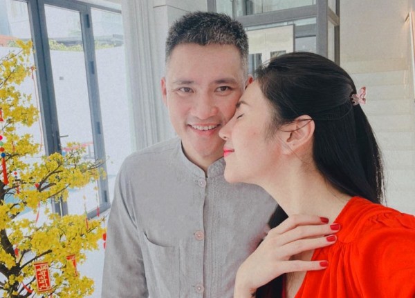 Thủy Tiên khoe không gian biệt thự rực sắc hoa ngày đầu năm mới