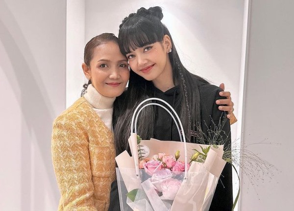 Lisa (BlackPink) biểu diễn tại quán rượu khoả thân, mẹ ruột gánh hậu quả