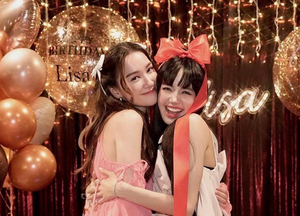 Bạn thân Lisa bật mí tình trạng hợp đồng của em út BLACKPINK và YG, ẩn ý về thời điểm được công bố