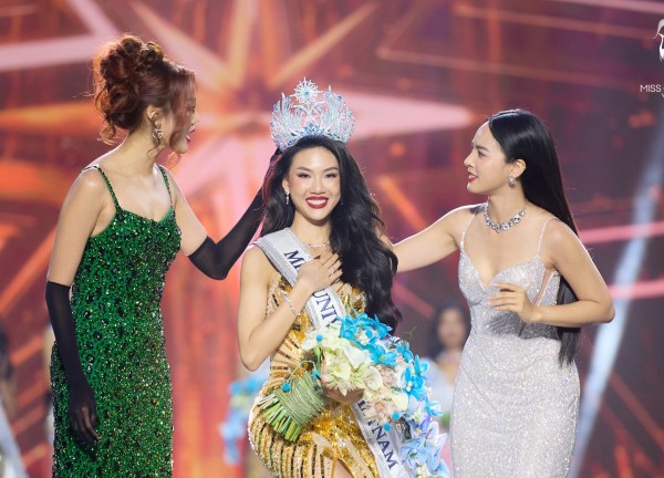 Bùi Quỳnh Hoa vẫn thi Miss Universe mặc lùm xùm, vừa trở lại đã bị chỉ trích vì hành động gây bức xúc