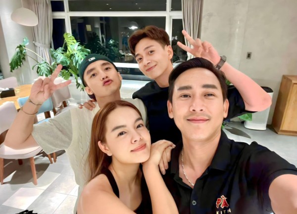 Giữa tin đồn sắp cưới, Sơn Tùng lộ diện tươi rói bên hội bạn 1 thập kỷ và còn có động thái đặc biệt