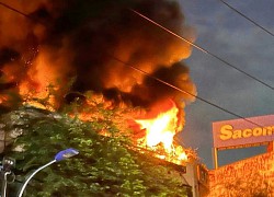 Bright red fire "swallowed" the rooftop of the house in Ho Chi Minh City. After the loud bang, people fled and shouted