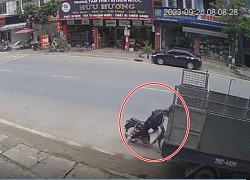 While riding a motorcycle while glued to his phone, the young man crashes into the truck and the unexpected ending