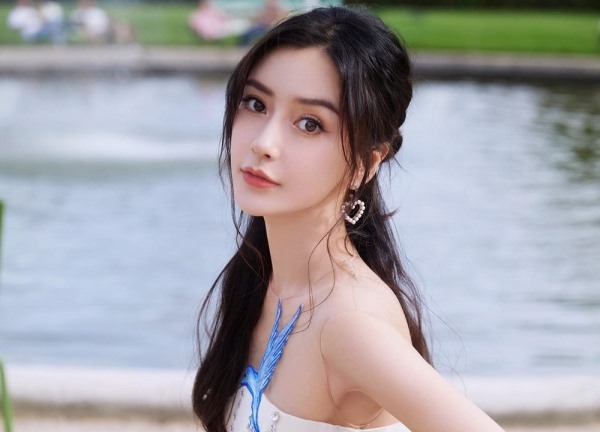 Lời bênh vực của câu lạc bộ thoát y giúp Angelababy thoát cảnh "phong sát"?
