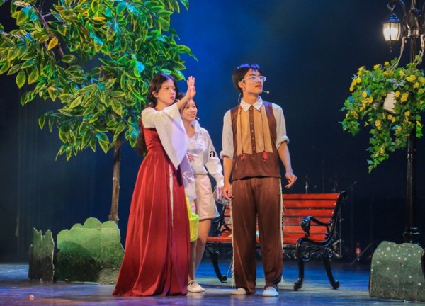 Phiêu cùng âm nhạc với TALES IN TUNE