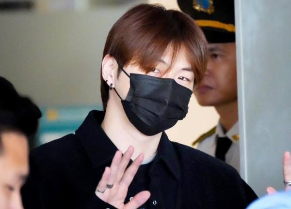 Kang Daniel - Park Jihoon tái ngộ tại TP.HCM, mê mẩn cafe và đường phố đúng chuẩn "rể Việt"